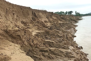 Bất lực nhìn sông Lam nuốt làng