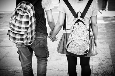 Bà bầu sinh viên: Cần cái nhìn thiện cảm