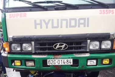 Xe chở hàng lậu tông thẳng vào 3 cán bộ quản lý thị trường