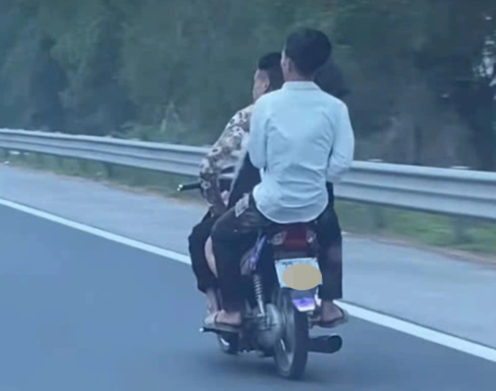 Xe máy kẹp 3 đi vào cao tốc Hà Nội - Hải Phòng - 1 Xe máy kẹp 3 đi vào cao tốc Hà Nội - Hải Phòng - 1