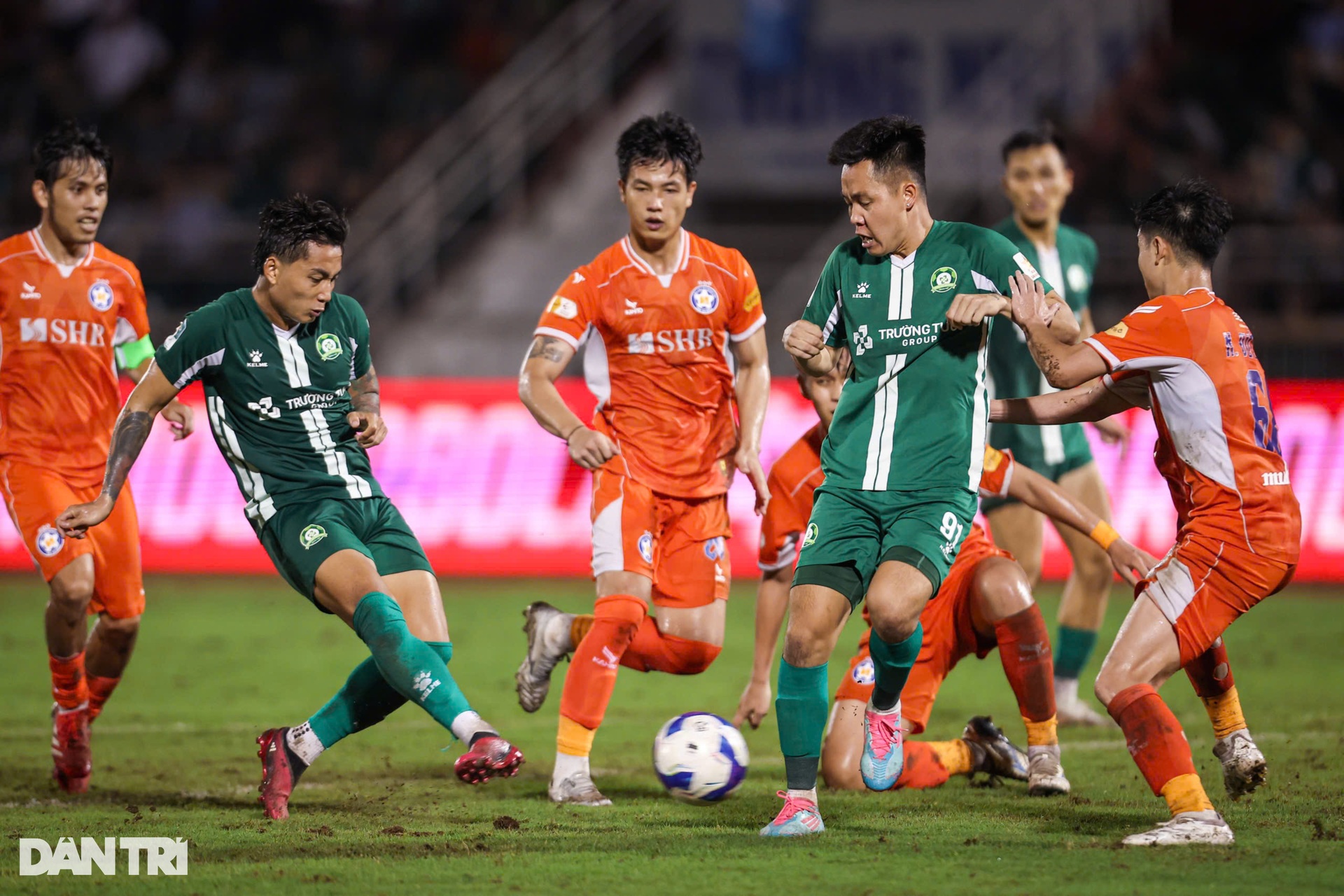 Công Phượng và đồng đội rơi lệ sau khi lỡ chuyến tàu thăng hạng - 6 Công Phượng và đồng đội rơi lệ sau khi lỡ chuyến tàu thăng hạng - 6