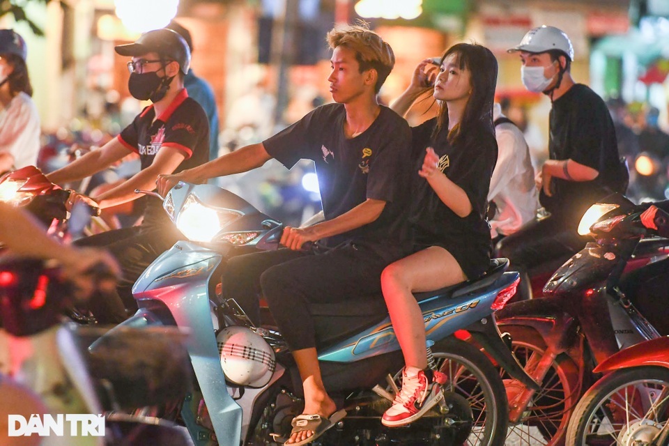 Hà Nội đóng cửa quán bar, karaoke..., phố Tây Tạ Hiện vẫn tấp nập khách - 5 Hà Nội đóng cửa quán bar, karaoke..., phố Tây Tạ Hiện vẫn tấp nập khách - 5