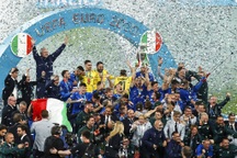 Đội tuyển Italia vỡ òa hạnh phúc khi giương cao chức vô địch Euro 2020
