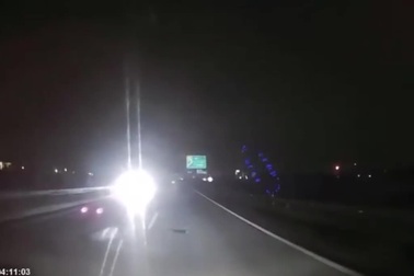 Đi ngược chiều trên cao tốc giữa đêm tối còn giương pha gây lóa mắt