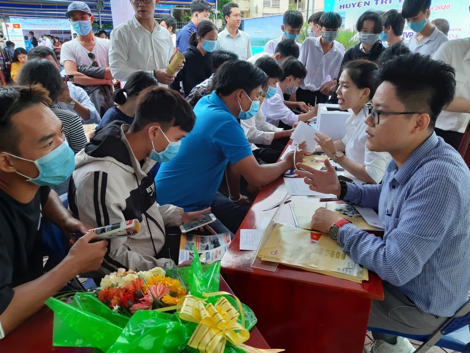 Hậu Covid-19, cả ngàn lao động đến dự phiên giao dịch việc làm - 4 Hậu Covid-19, cả ngàn lao động đến dự phiên giao dịch việc làm - 4