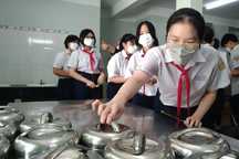 Hiệu trưởng than tổ chức ăn uống cho học sinh như "ngồi trên lửa"