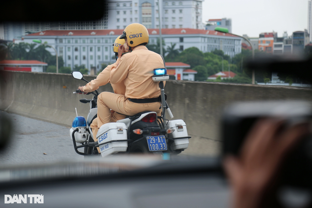 Nam tài xế BMW đi vào làn khẩn cấp Vành đai 3 vì vội về đưa vợ đi đẻ - 1 Nam tài xế BMW đi vào làn khẩn cấp Vành đai 3 vì vội về đưa vợ đi đẻ - 1