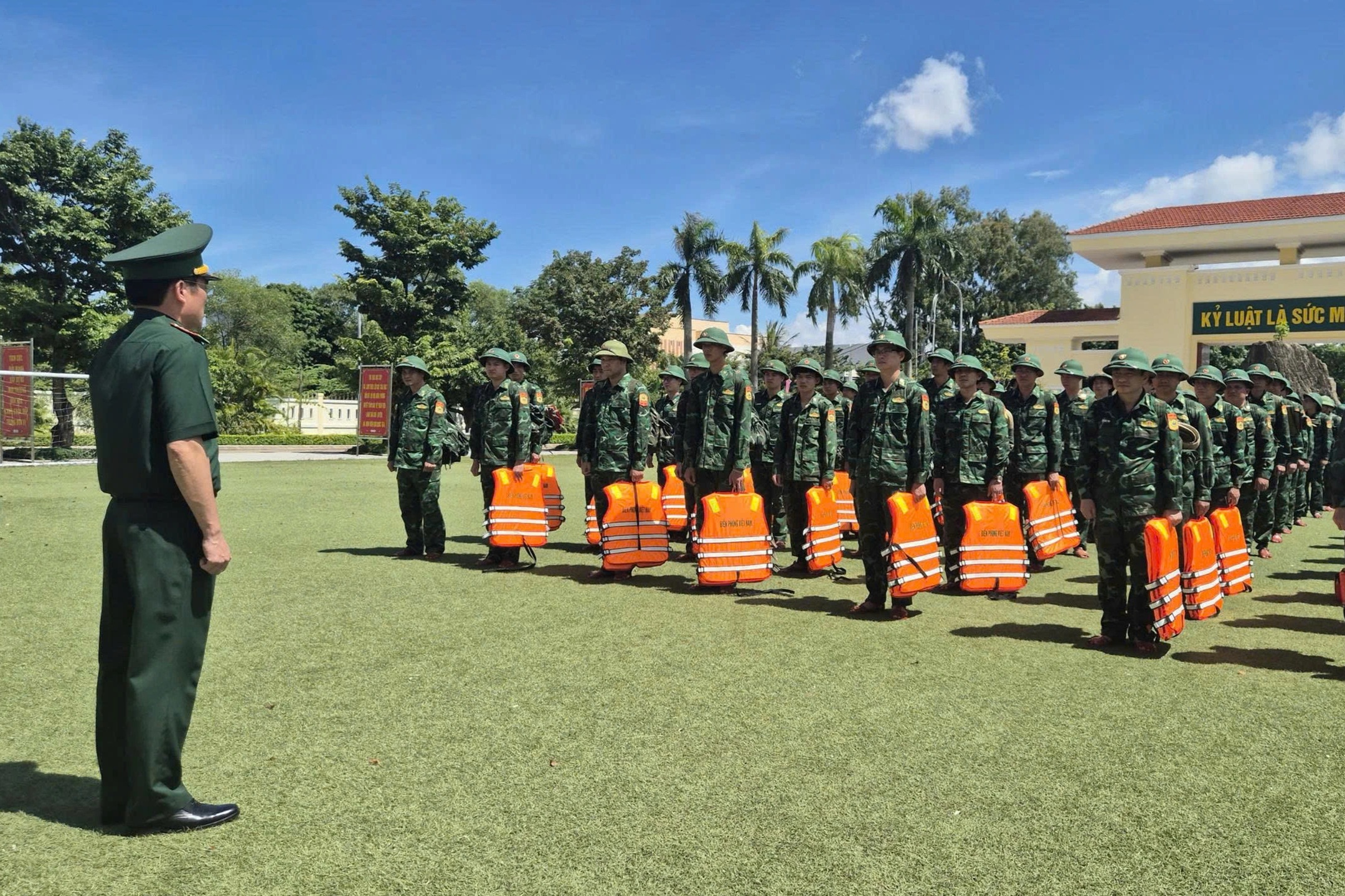 Cấm biển, huy động hơn 1.000 chiến sĩ tham gia chống bão số 5 - 3