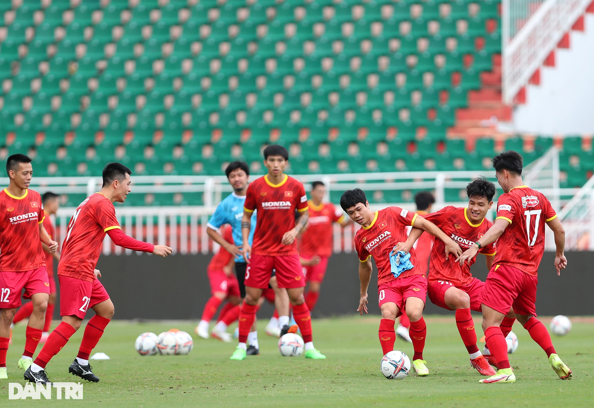 HLV Park Hang Seo lên gối Tiến Linh sau hành động trêu đùa  - 12