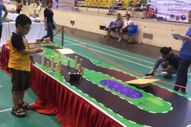 Học sinh Hà Nội thi điều khiển robot chạy theo đường đua khúc khuỷu