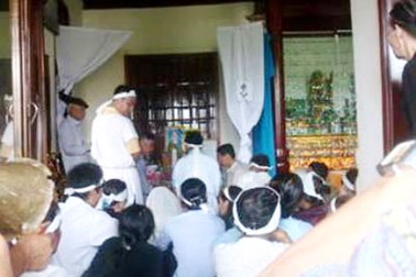 Giám đốc bệnh viện tử vong khi ngồi xem tivi 