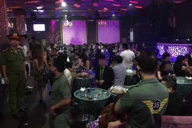 Cảnh sát "đột kích" quán bar Top 9, hơn 200 khách chơi tháo chạy