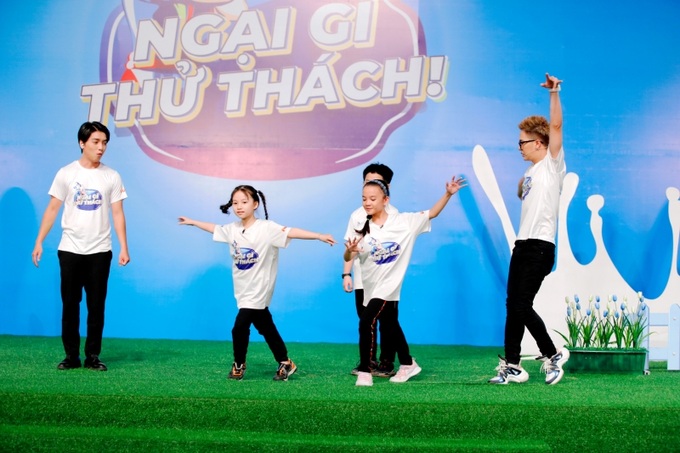Đội Tia Chớp ấn tượng với khả năng nhảy dance sport của hai bạn nhỏ Khánh Thy và Quỳnh Trâm, bé Minh Tiến có ưu thế với khả năng phán đoán bởi sở thích của bé là bộ môn cờ vua.