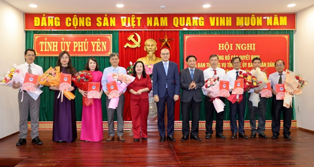 Phú Yên điều động, bổ nhiệm hàng loạt cán bộ - 1 Phú Yên điều động, bổ nhiệm hàng loạt cán bộ - 1