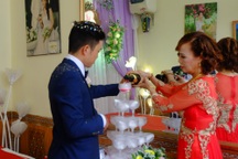 Hàng trăm người tham dự đám cưới cô dâu 61, chú rể 26 ở Cao Bằng