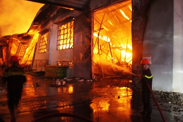 Cháy cực lớn thiêu rụi xưởng đồ gỗ xuất khẩu rộng hàng ngàn m2