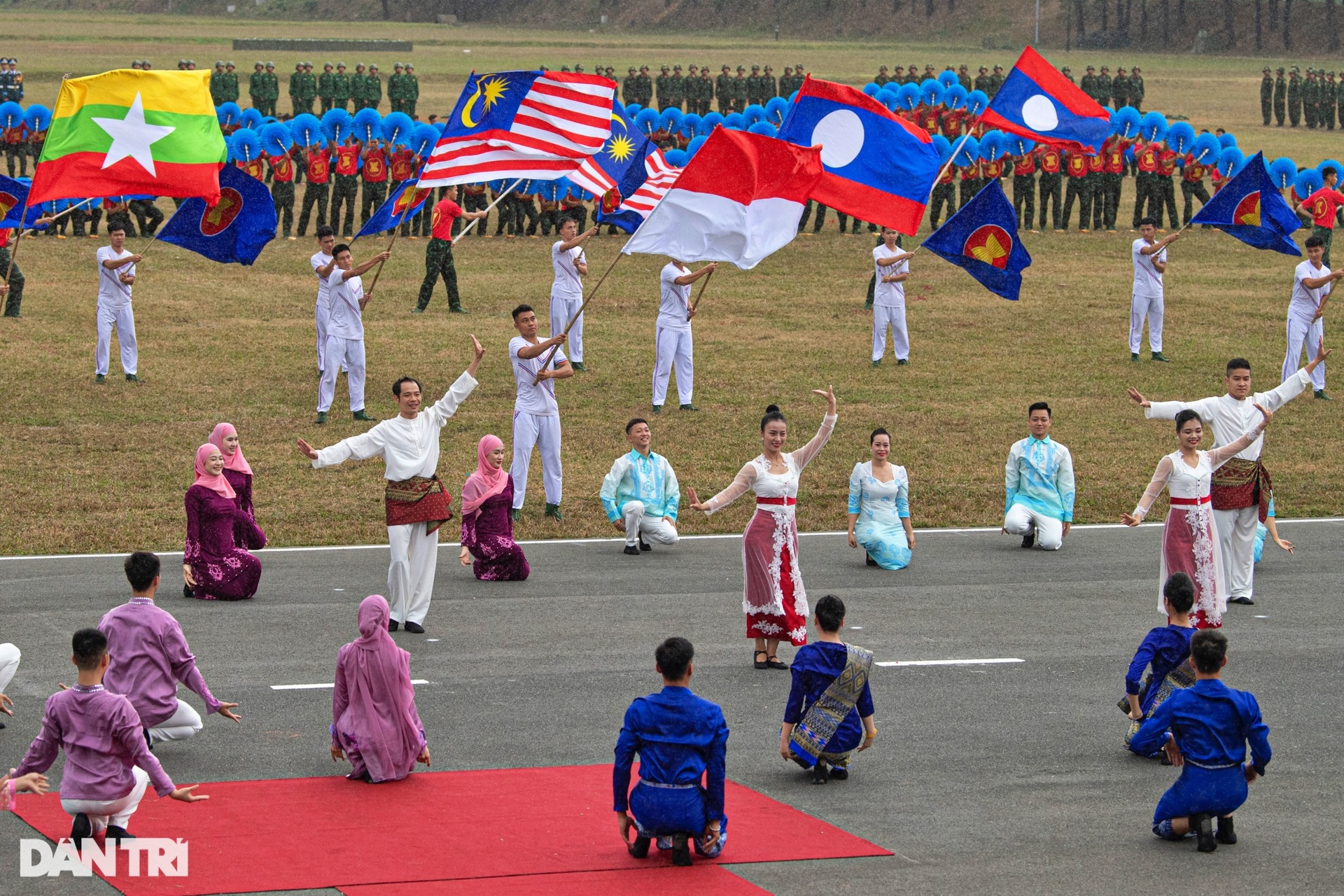 Ấn tượng hình ảnh Lễ Bế mạc Giải bắn súng quân dụng Lục quân các nước ASEAN - 14 Ấn tượng hình ảnh Lễ Bế mạc Giải bắn súng quân dụng Lục quân các nước ASEAN - 14