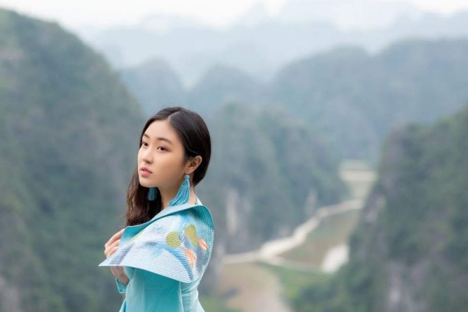 Đại sứ áo dài Việt Nam khoe bộ ảnh tuyệt đẹp trên đỉnh Hang Múa - 1 Đại sứ áo dài Việt Nam khoe bộ ảnh tuyệt đẹp trên đỉnh Hang Múa - 1