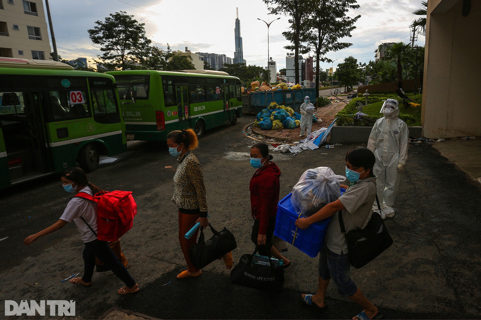 Gần 1.500 người khỏi Covid-19 ở TPHCM vui mừng khi được trở về nhà - 1