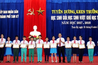 Quảng Nam: Khen thưởng 147 học sinh giỏi, xuất sắc