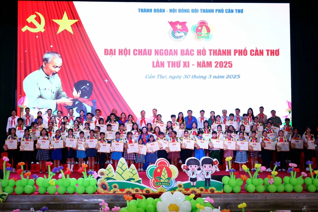 Cần Thơ đã tuyên dương gần 12.000 lượt đội viên, thiếu nhi đạt danh hiệu Cháu ngoan Bác Hồ - 1 Cần Thơ đã tuyên dương gần 12.000 lượt đội viên, thiếu nhi đạt danh hiệu Cháu ngoan Bác Hồ - 1