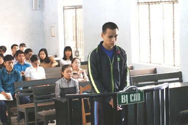 Nam giáo viên đồi bại hiếp dâm cô gái trẻ