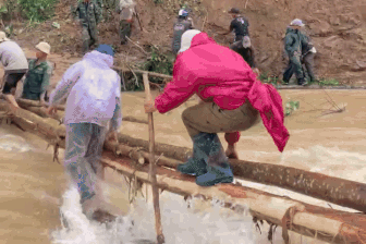 Mưa lũ lịch sử, gần 1.000 người bị cô lập, dân bắc cầu tạm vượt suối