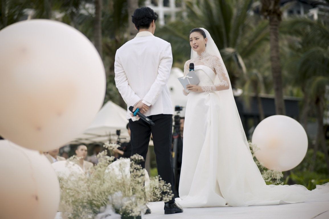 Ngô Thanh Vân bật khóc, tình tứ hôn chú rể trong lễ cưới xa hoa - 6 Ngô Thanh Vân bật khóc, tình tứ hôn chú rể trong lễ cưới xa hoa - 6