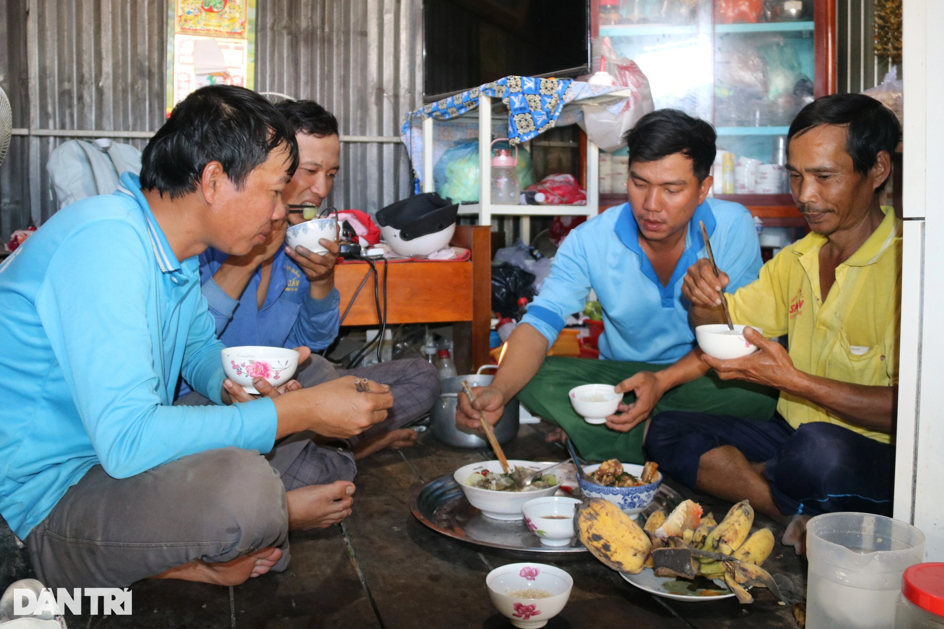 Vất vả nghề vọc bùn, nặn lò đất dịp cuối năm - 17 Vất vả nghề vọc bùn, nặn lò đất dịp cuối năm - 17