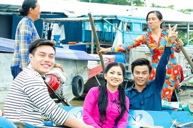 Nghệ sĩ Phượng Loan, Võ Minh Lâm hát vọng cổ trên Chợ nổi Cần Thơ