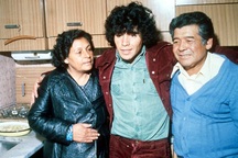 Lời nguyện cầu cuối cùng đẫm nước mắt của Maradona