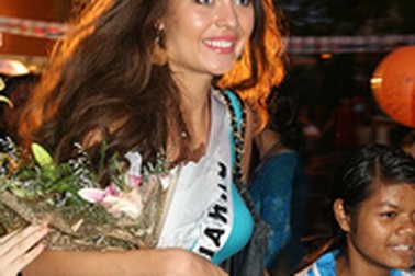 Người đẹp “đội mưa” làm từ thiện