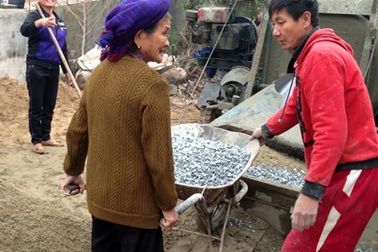 Cụ bà 90 vẫn góp sức giúp con cháu bê tông hóa giao thông nông thôn