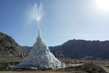 Ấn Độ xây dựng tháp băng nhân tạo giữa sa mạc