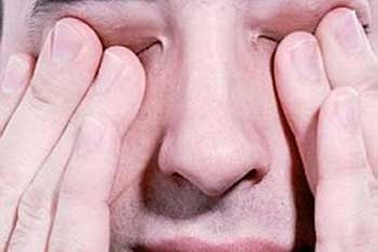 Làm gì khi ngứa mắt?