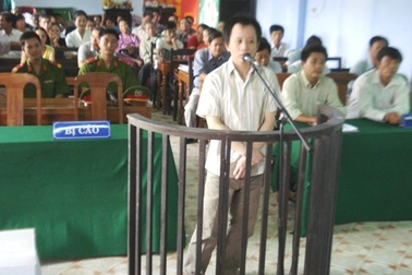 Lĩnh án tù vì trộm cổ vật lăng vua