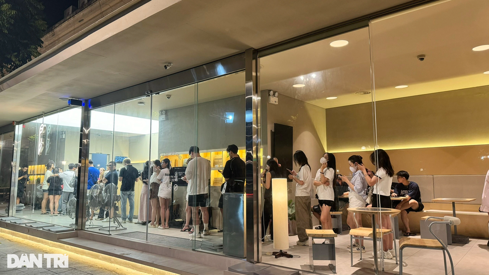 Thức xuyên đêm, chờ cả tiếng để uống trà sữa lúc 4h sáng ở Hà Nội - 1 Thức xuyên đêm, chờ cả tiếng để uống trà sữa lúc 4h sáng ở Hà Nội - 1
