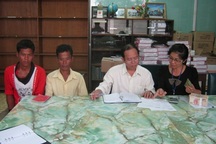 Cha mẹ bé trai bị uốn ván nghẹn ngào nhận lại con