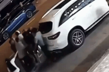 Tài xế xe Mercedes truy đuổi, tông chết người bị thương tích ra sao?