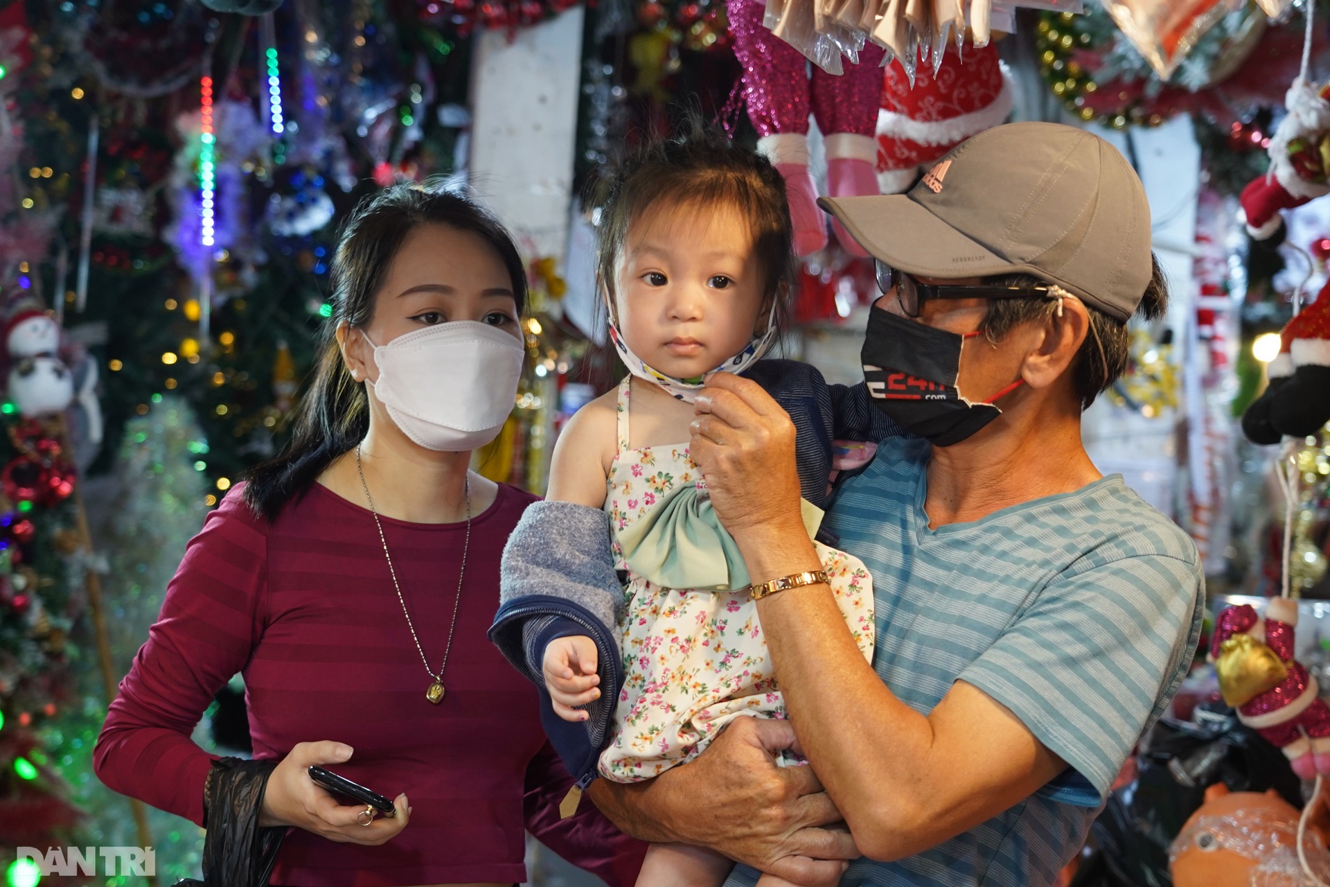 Nhộn nhịp mua sắm ở phố Giáng sinh lớn nhất TPHCM - 9 Nhộn nhịp mua sắm ở phố Giáng sinh lớn nhất TPHCM - 9