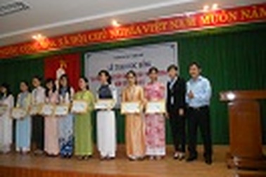 Trao học bổng “Dạ Hương chung sức cùng nữ thầy thuốc tương lai” cho nữ sinh trường ĐH Y- Dược Huế