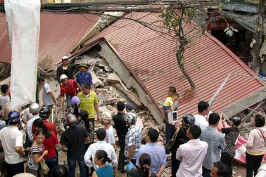 Nhà 3 tầng sập hoàn toàn, 4 người may mắn thoát chết