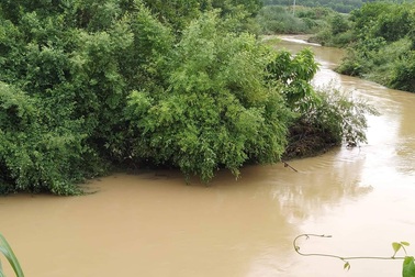 Đi qua đập tràn khi nước lớn, 1 người bị cuốn trôi