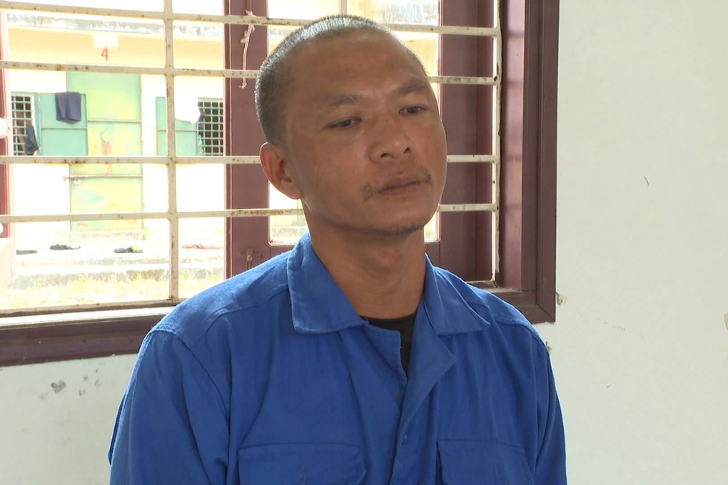 Khởi tố đối tượng leo lên ngai vàng ở điện Thái Hòa quậy phá - 1 Khởi tố đối tượng leo lên ngai vàng ở điện Thái Hòa quậy phá - 1