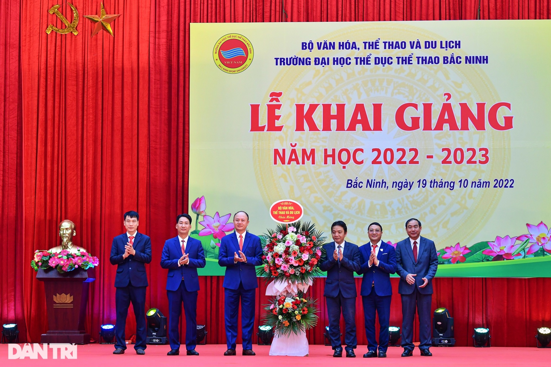 Kỷ lục gia Linh Na cùng loạt VĐV kiện tướng dự khai giảng Đại học TDTT - 6 Kỷ lục gia Linh Na cùng loạt VĐV kiện tướng dự khai giảng Đại học TDTT - 6