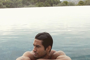 Trai đẹp 6 múi mê du lịch khiến chị em "phát sốt"