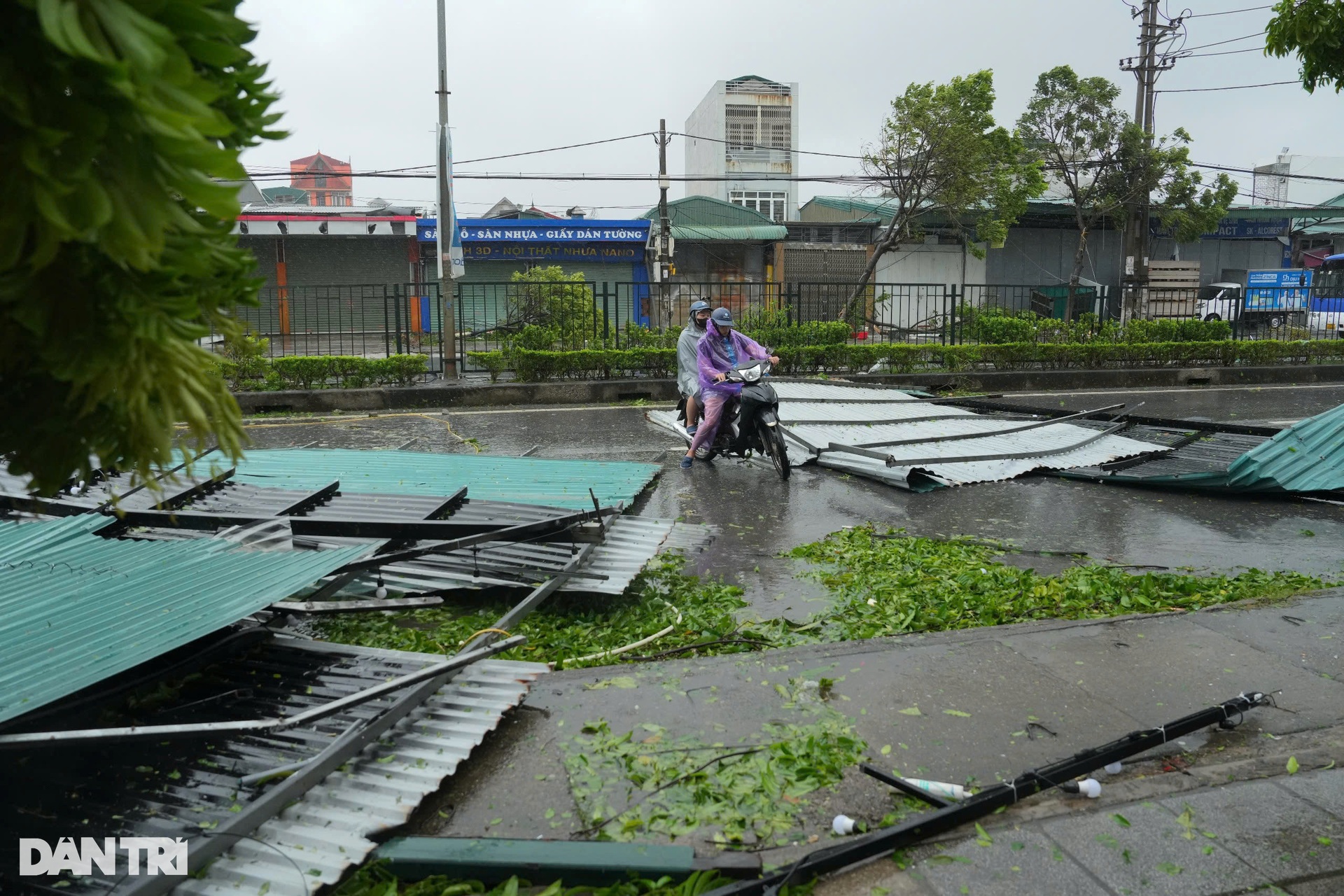 TP Hạ Long: Nhiều tàu thuyền bị đắm, đường phố tan hoang khi bão quét qua - 5 TP Hạ Long: Nhiều tàu thuyền bị đắm, đường phố tan hoang khi bão quét qua - 5