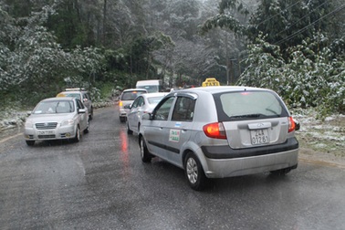 Tạm dừng lưu thông qua đèo Ô Quý Hồ do băng tuyết phủ kín