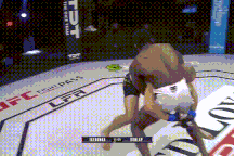 Võ sĩ tung ra đòn knock-out hung bạo, đối thủ rơi vào hôn mê