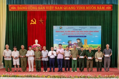 Trao tặng quà, tri ân người có công trên địa bàn tỉnh Thái Nguyên